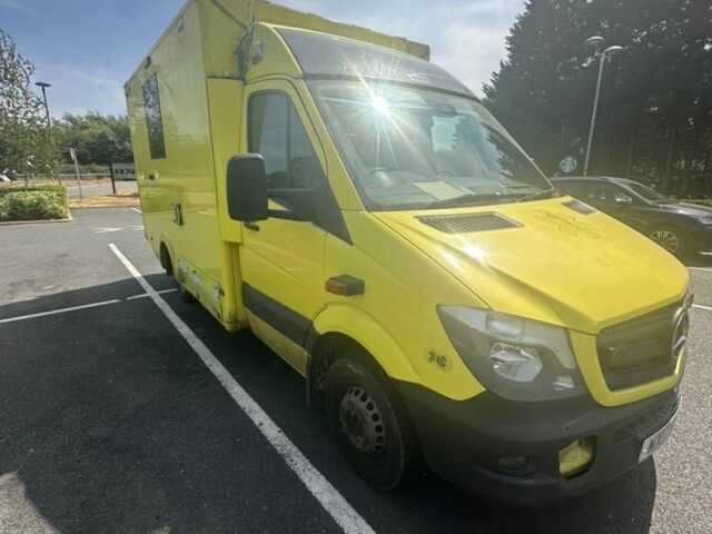 Желтый Мерседес Sprinter, объемом двигателя 3 л и пробегом 372 тыс. км за 7362 $, фото 1 на Automoto.ua