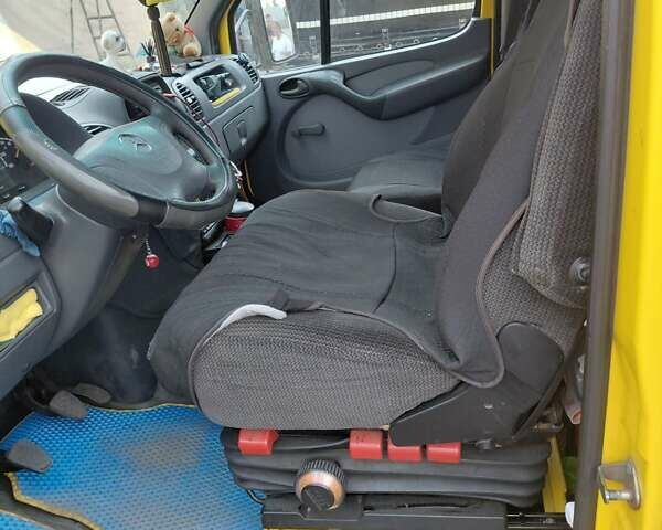 Желтый Мерседес Sprinter, объемом двигателя 27 л и пробегом 400 тыс. км за 17500 $, фото 1 на Automoto.ua
