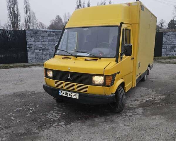 Жовтий Мерседес Sprinter, об'ємом двигуна 2.3 л та пробігом 300 тис. км за 2000 $, фото 1 на Automoto.ua