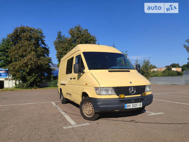 Желтый Мерседес Sprinter, объемом двигателя 2.3 л и пробегом 862 тыс. км за 3950 $, фото 1 на Automoto.ua