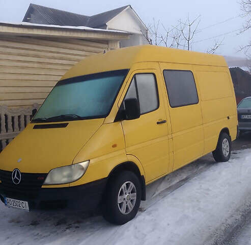 Желтый Мерседес Sprinter, объемом двигателя 2.2 л и пробегом 682 тыс. км за 8900 $, фото 1 на Automoto.ua