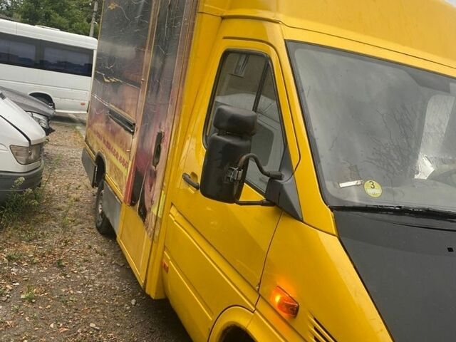 Желтый Мерседес Sprinter, объемом двигателя 2.2 л и пробегом 460 тыс. км за 7500 $, фото 1 на Automoto.ua