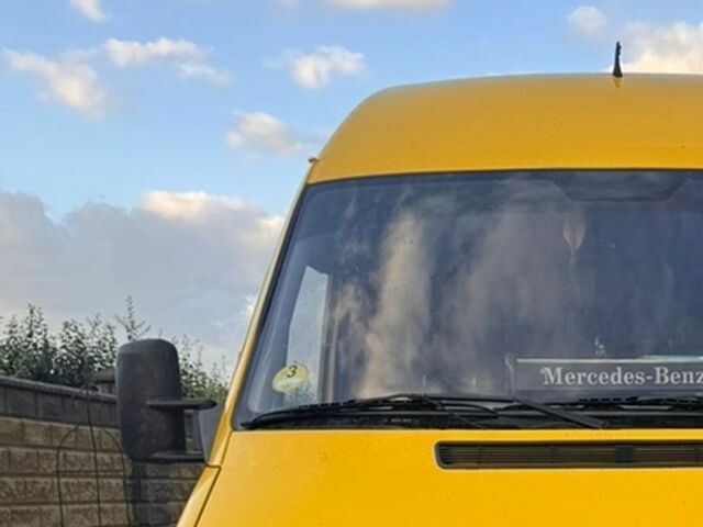 Желтый Мерседес Sprinter, объемом двигателя 2.69 л и пробегом 582 тыс. км за 12800 $, фото 1 на Automoto.ua