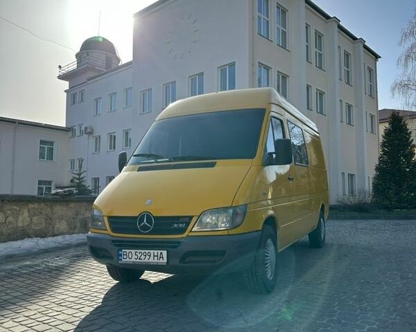 Желтый Мерседес Sprinter, объемом двигателя 2.2 л и пробегом 465 тыс. км за 7999 $, фото 1 на Automoto.ua