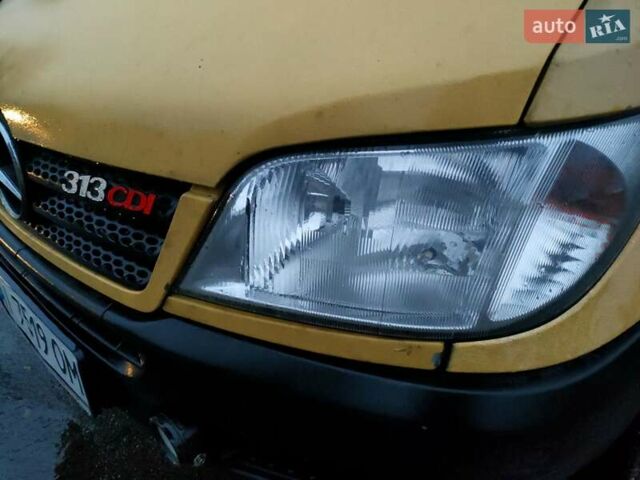 Желтый Мерседес Sprinter, объемом двигателя 2.2 л и пробегом 100 тыс. км за 9000 $, фото 1 на Automoto.ua