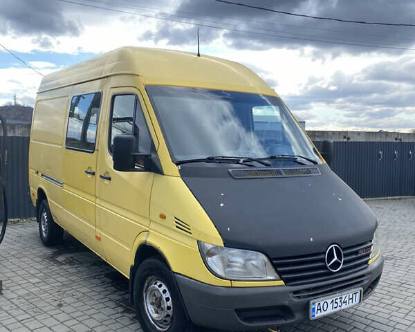 Желтый Мерседес Sprinter, объемом двигателя 2.15 л и пробегом 600 тыс. км за 7900 $, фото 1 на Automoto.ua