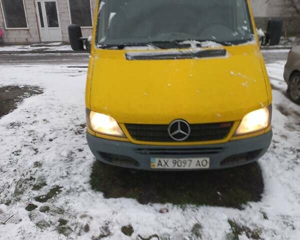 Желтый Мерседес Sprinter, объемом двигателя 2.2 л и пробегом 647 тыс. км за 7300 $, фото 1 на Automoto.ua