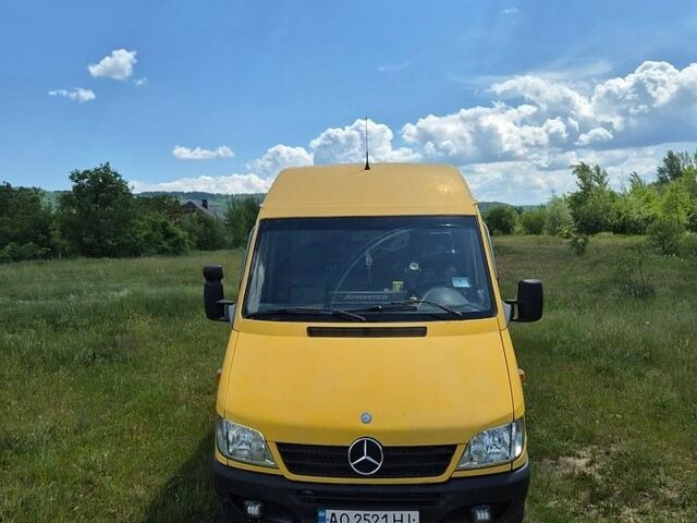 Желтый Мерседес Sprinter, объемом двигателя 2.15 л и пробегом 429 тыс. км за 6700 $, фото 1 на Automoto.ua