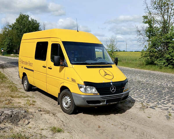 Желтый Мерседес Sprinter, объемом двигателя 2.15 л и пробегом 330 тыс. км за 6300 $, фото 1 на Automoto.ua