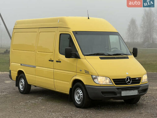 Желтый Мерседес Sprinter, объемом двигателя 2.7 л и пробегом 370 тыс. км за 10700 $, фото 1 на Automoto.ua