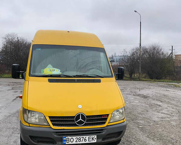 Желтый Мерседес Sprinter, объемом двигателя 2.2 л и пробегом 530 тыс. км за 4000 $, фото 1 на Automoto.ua