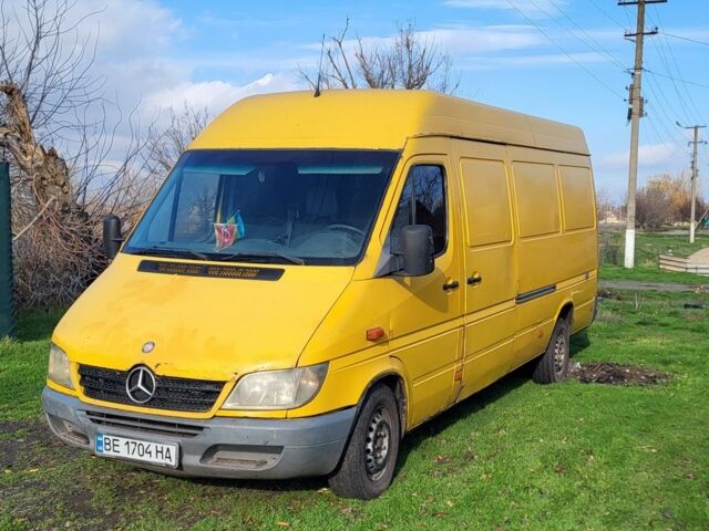 Желтый Мерседес Sprinter, объемом двигателя 2.2 л и пробегом 400 тыс. км за 3900 $, фото 1 на Automoto.ua