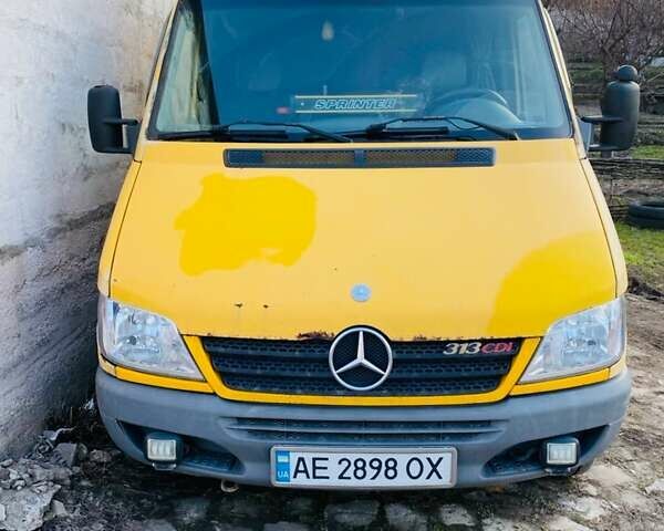 Желтый Мерседес Sprinter, объемом двигателя 2.2 л и пробегом 677 тыс. км за 6200 $, фото 1 на Automoto.ua
