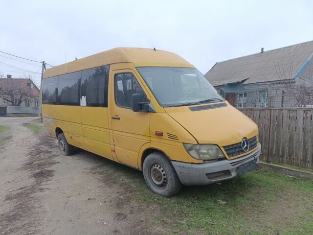 Желтый Мерседес Sprinter, объемом двигателя 2.2 л и пробегом 460 тыс. км за 5300 $, фото 1 на Automoto.ua