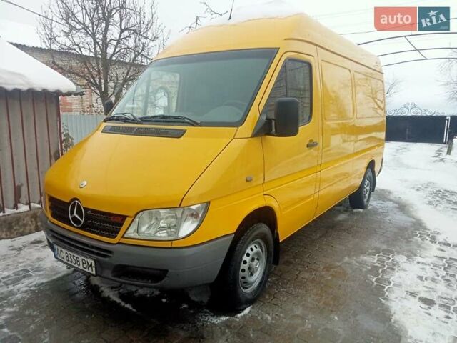 Желтый Мерседес Sprinter, объемом двигателя 2.1 л и пробегом 538 тыс. км за 9450 $, фото 1 на Automoto.ua