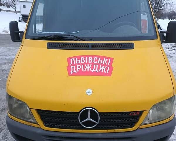 Желтый Мерседес Sprinter, объемом двигателя 2.2 л и пробегом 500 тыс. км за 5900 $, фото 1 на Automoto.ua