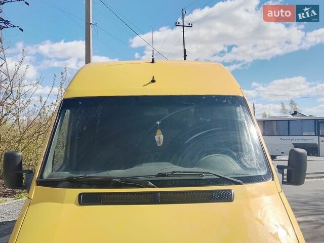 Желтый Мерседес Sprinter, объемом двигателя 2.7 л и пробегом 300 тыс. км за 8400 $, фото 1 на Automoto.ua