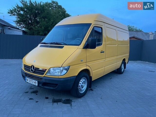 Желтый Мерседес Sprinter, объемом двигателя 2.2 л и пробегом 307 тыс. км за 9800 $, фото 1 на Automoto.ua
