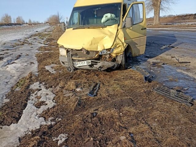 Желтый Мерседес Sprinter, объемом двигателя 0 л и пробегом 400 тыс. км за 100 $, фото 1 на Automoto.ua