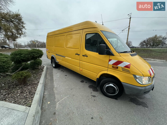Желтый Мерседес Sprinter, объемом двигателя 2.7 л и пробегом 175 тыс. км за 19900 $, фото 1 на Automoto.ua