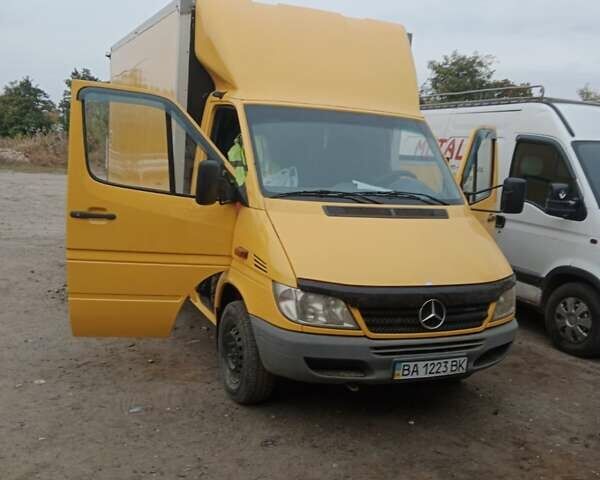 Желтый Мерседес Sprinter, объемом двигателя 2.69 л и пробегом 397 тыс. км за 12500 $, фото 1 на Automoto.ua