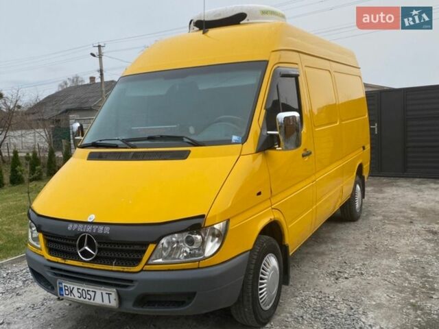 Желтый Мерседес Sprinter, объемом двигателя 2.15 л и пробегом 200 тыс. км за 7500 $, фото 1 на Automoto.ua