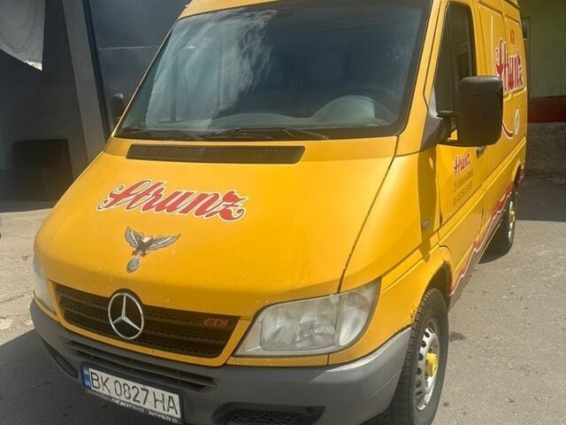 Желтый Мерседес Sprinter, объемом двигателя 2.15 л и пробегом 535 тыс. км за 4100 $, фото 1 на Automoto.ua