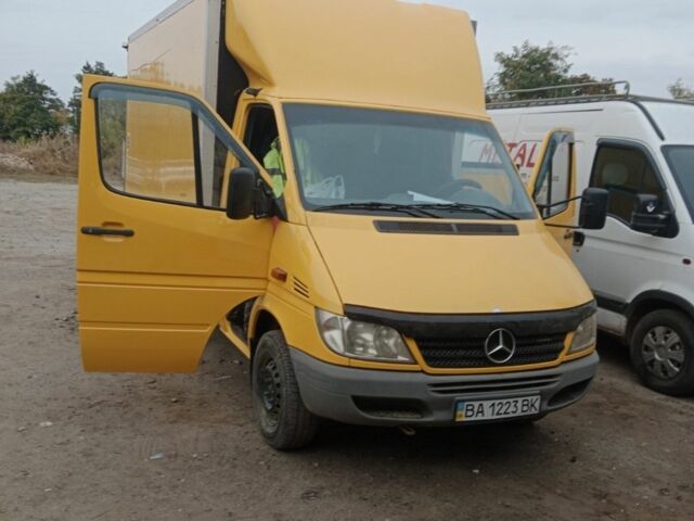 Желтый Мерседес Sprinter, объемом двигателя 2.7 л и пробегом 397 тыс. км за 10700 $, фото 1 на Automoto.ua