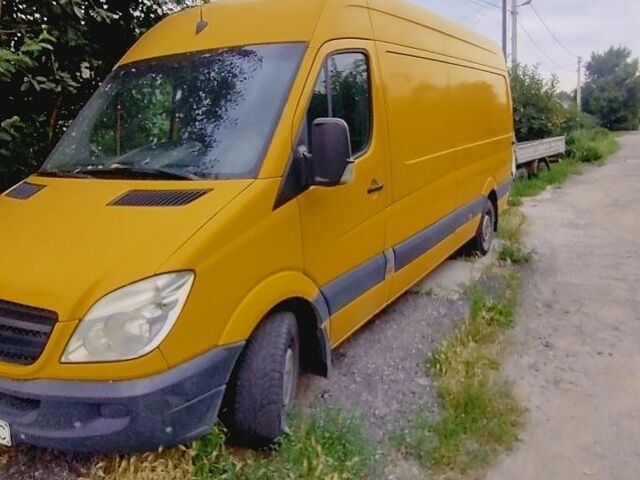 Желтый Мерседес Sprinter, объемом двигателя 2.1 л и пробегом 747 тыс. км за 11000 $, фото 1 на Automoto.ua