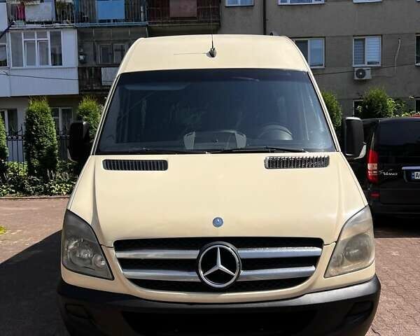 Желтый Мерседес Sprinter, объемом двигателя 2.2 л и пробегом 625 тыс. км за 12900 $, фото 1 на Automoto.ua