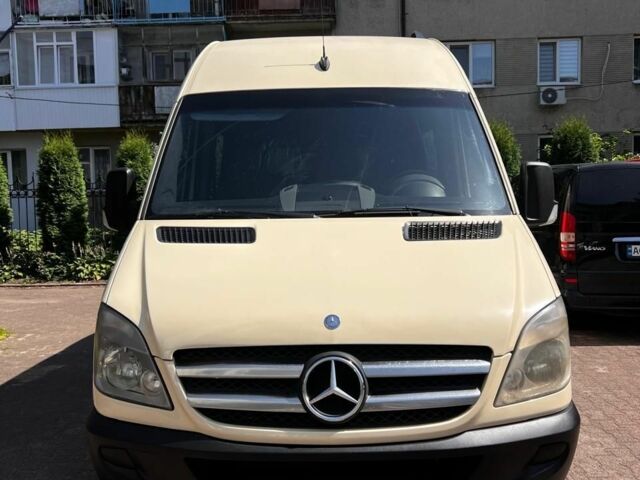 Желтый Мерседес Sprinter, объемом двигателя 2.2 л и пробегом 625 тыс. км за 12900 $, фото 1 на Automoto.ua