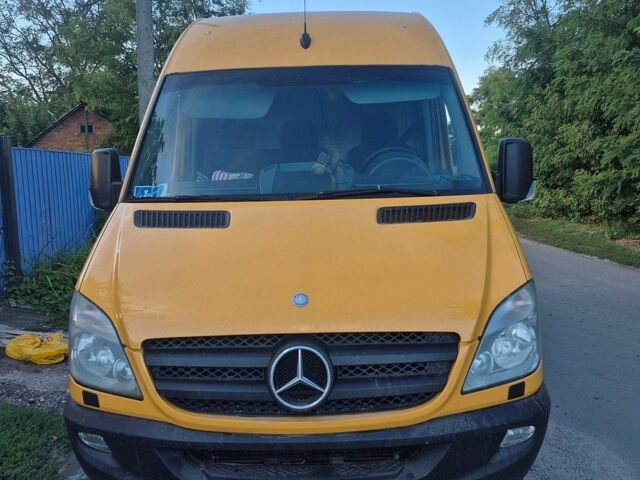 Желтый Мерседес Sprinter, объемом двигателя 2.14 л и пробегом 300 тыс. км за 14500 $, фото 1 на Automoto.ua