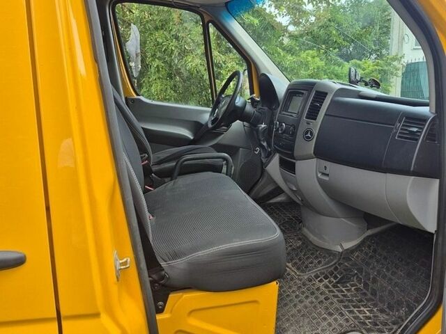 Желтый Мерседес Sprinter, объемом двигателя 2.14 л и пробегом 300 тыс. км за 16500 $, фото 1 на Automoto.ua