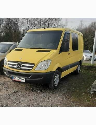 Желтый Мерседес Sprinter, объемом двигателя 2.2 л и пробегом 328 тыс. км за 10500 $, фото 1 на Automoto.ua