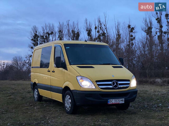 Желтый Мерседес Sprinter, объемом двигателя 2.14 л и пробегом 325 тыс. км за 8700 $, фото 1 на Automoto.ua