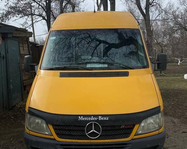 Желтый Мерседес Sprinter, объемом двигателя 2.15 л и пробегом 100 тыс. км за 9700 $, фото 1 на Automoto.ua