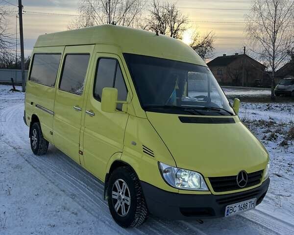 Желтый Мерседес Sprinter, объемом двигателя 2.69 л и пробегом 950 тыс. км за 9500 $, фото 1 на Automoto.ua