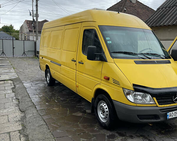 Желтый Мерседес Sprinter, объемом двигателя 2.69 л и пробегом 580 тыс. км за 10900 $, фото 1 на Automoto.ua