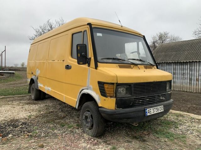 Желтый Мерседес Sprinter, объемом двигателя 2.9 л и пробегом 200 тыс. км за 1700 $, фото 1 на Automoto.ua