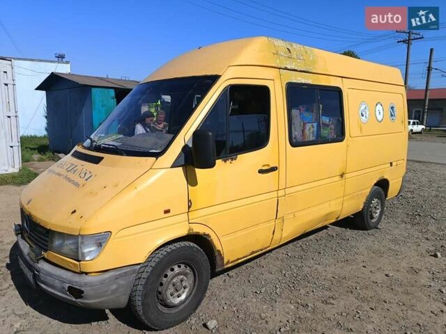 Желтый Мерседес Sprinter, объемом двигателя 2.9 л и пробегом 434 тыс. км за 3300 $, фото 1 на Automoto.ua
