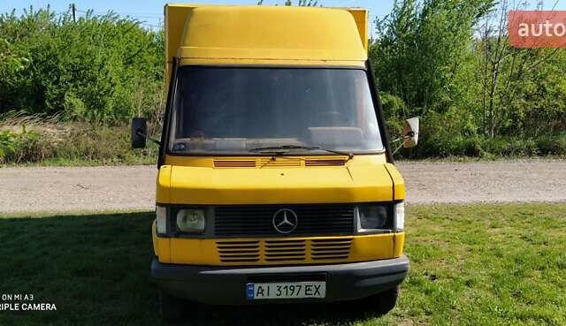 Желтый Мерседес Sprinter, объемом двигателя 2.3 л и пробегом 300 тыс. км за 2100 $, фото 1 на Automoto.ua