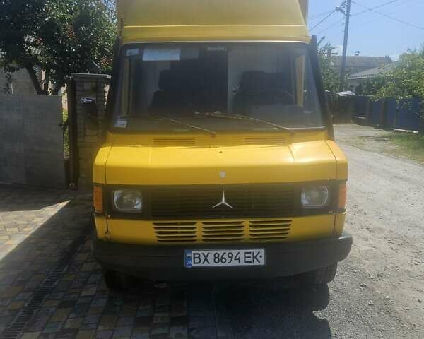 Желтый Мерседес Sprinter, объемом двигателя 2.3 л и пробегом 321 тыс. км за 2000 $, фото 1 на Automoto.ua