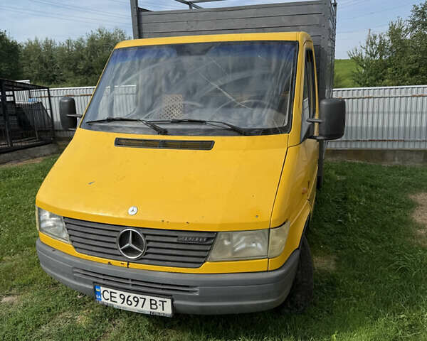 Желтый Мерседес Sprinter, объемом двигателя 2.3 л и пробегом 400 тыс. км за 6800 $, фото 1 на Automoto.ua
