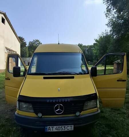 Желтый Мерседес Sprinter, объемом двигателя 2.9 л и пробегом 799 тыс. км за 4500 $, фото 1 на Automoto.ua