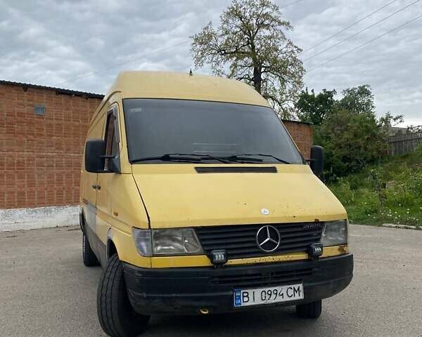 Желтый Мерседес Sprinter, объемом двигателя 2.3 л и пробегом 870 тыс. км за 4500 $, фото 1 на Automoto.ua