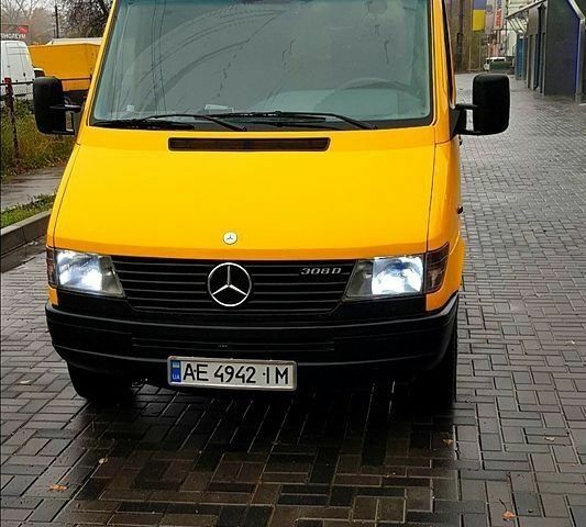 Желтый Мерседес Sprinter, объемом двигателя 2.3 л и пробегом 460 тыс. км за 6500 $, фото 1 на Automoto.ua