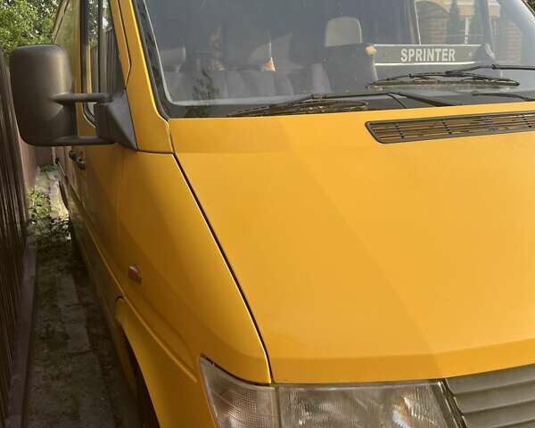 Желтый Мерседес Sprinter, объемом двигателя 2.8 л и пробегом 430 тыс. км за 10000 $, фото 1 на Automoto.ua