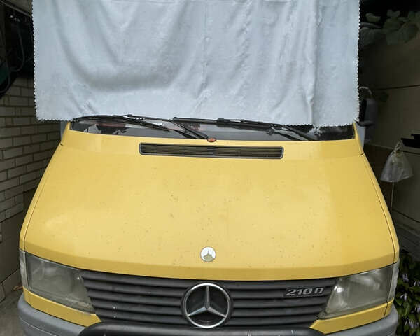 Желтый Мерседес Sprinter, объемом двигателя 2.1 л и пробегом 350 тыс. км за 6000 $, фото 1 на Automoto.ua