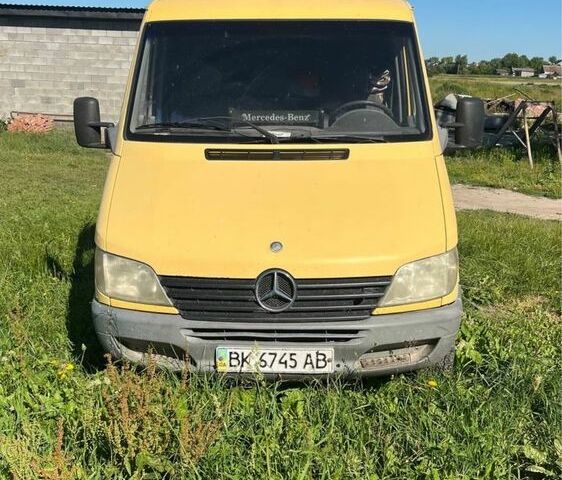 Желтый Мерседес Sprinter, объемом двигателя 2.2 л и пробегом 250 тыс. км за 5200 $, фото 1 на Automoto.ua