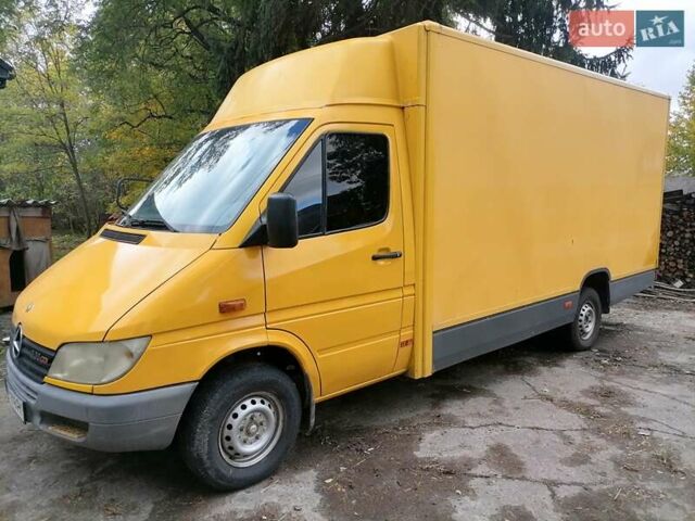 Желтый Мерседес Sprinter, объемом двигателя 2.15 л и пробегом 665 тыс. км за 9000 $, фото 1 на Automoto.ua